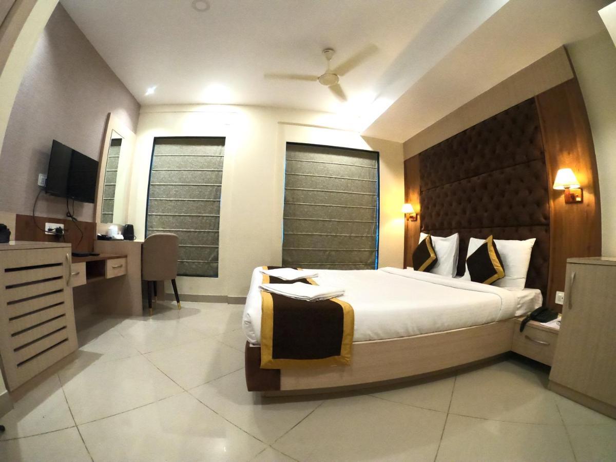 The Panash - Hotel & Banquet Kolkata Bagian luar foto