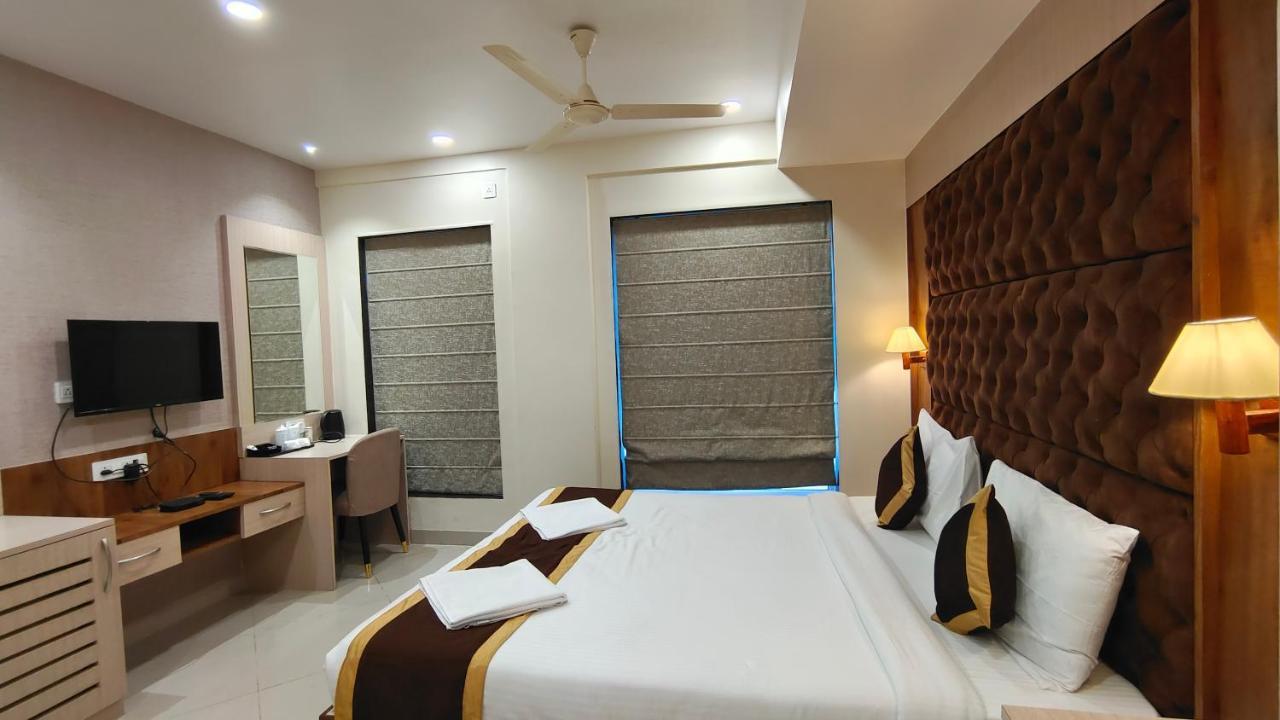 The Panash - Hotel & Banquet Kolkata Bagian luar foto